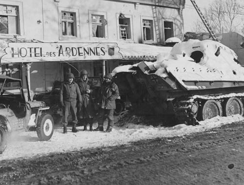 panther-tank-hotel-des-ardennes-ligneuvi