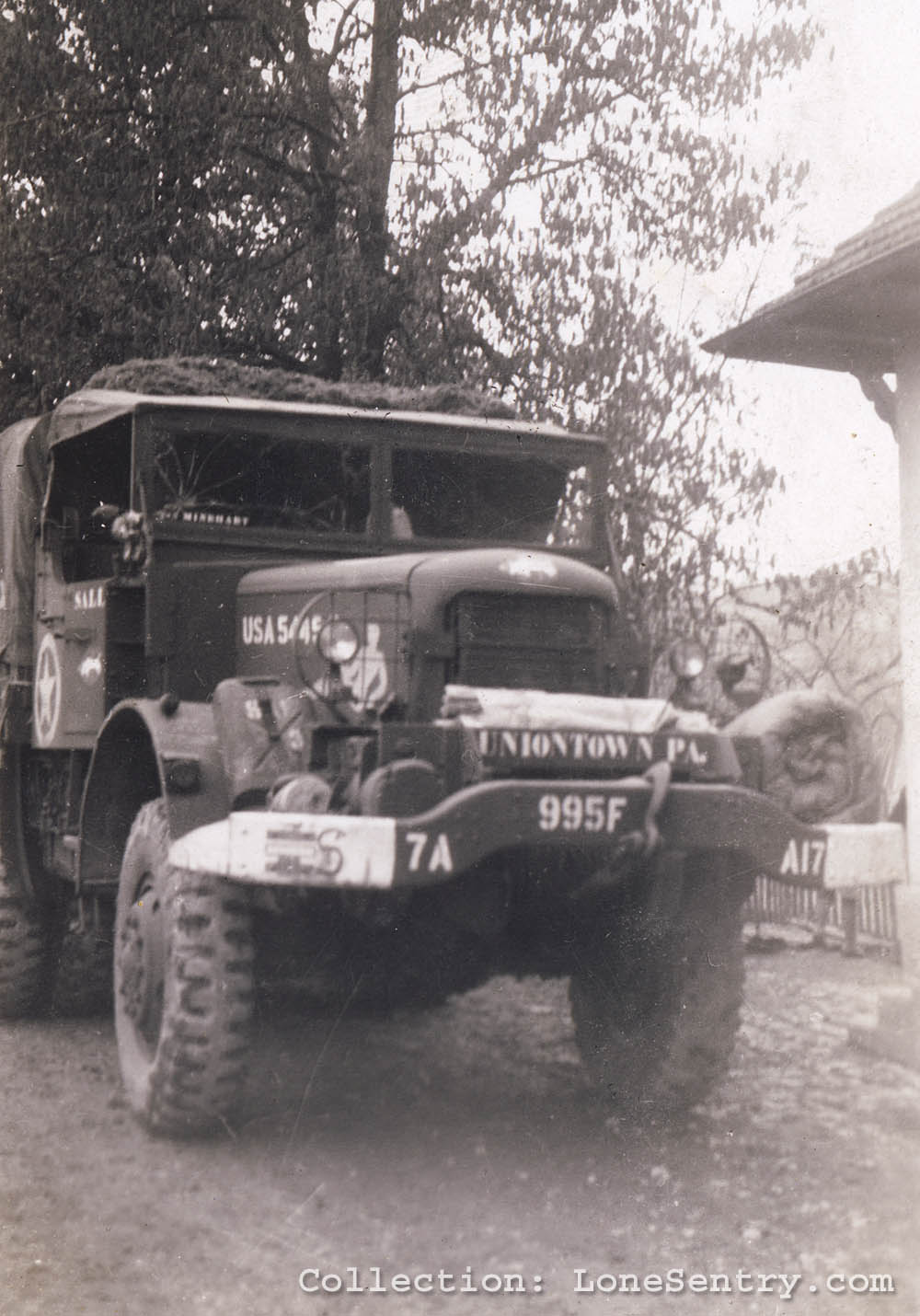 Truck displaying a complete set of markings for the 995th Field Artillery Battalion. (Collection LoneSentry.com)