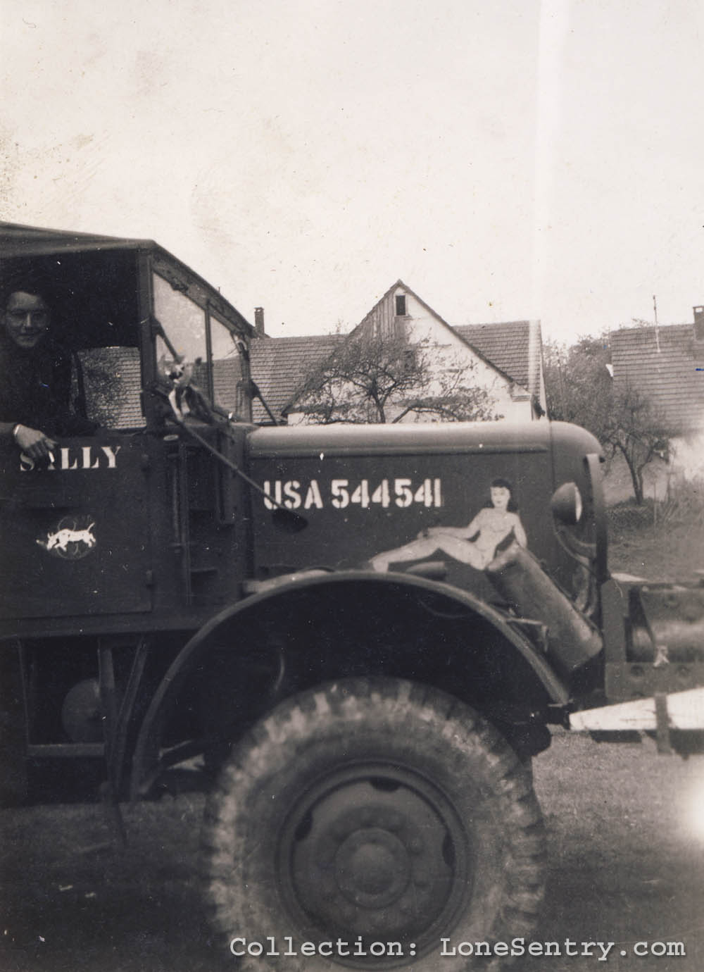 Truck displaying a complete set of markings for the 995th Field Artillery Battalion. (Collection LoneSentry.com)