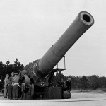 A 16-inch heavy howitzer and craw at Fort Story, Virginia, April 1942. (U.S. National Archives and Records Administration.)
