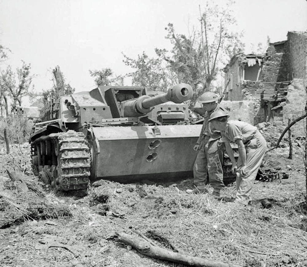 Two British soldiers inspect a German StuG III assault gun knocked-out near Cassino, Italy in May 1944. (Imperial War Museum Photograph.)