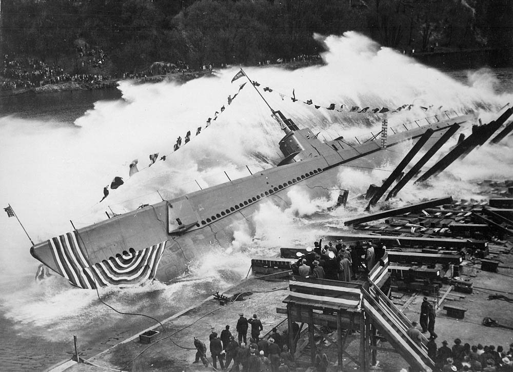 USS Robalo (SS-273), a U.S. Navy Gato-class submarine, is launched at Manitowoc Shipbuilding Company, Manitowoc, Wisconsin in May 1943. (U.S. National Archives and Records Admin. Photograph.)