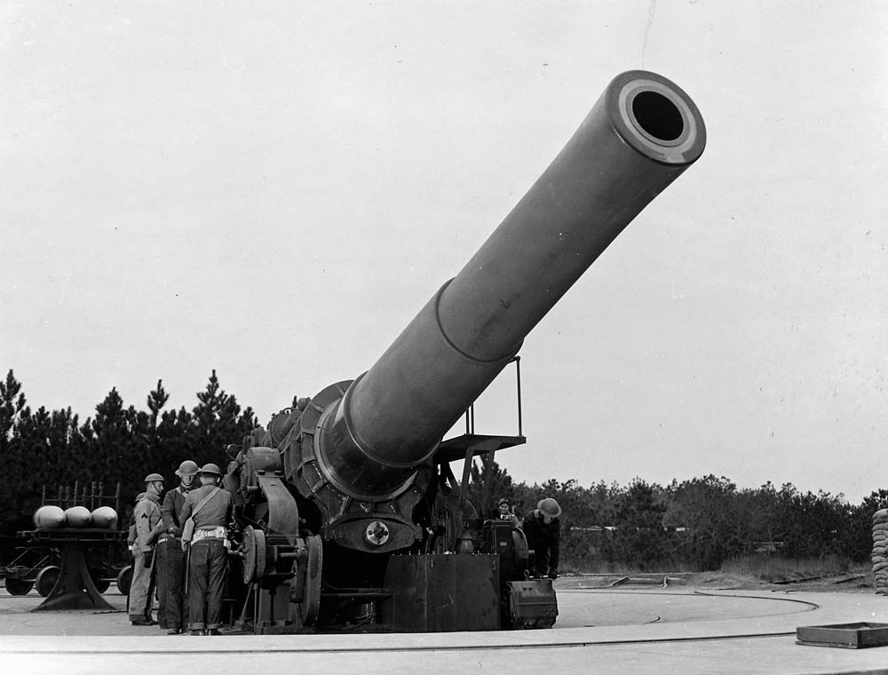 A 16-inch heavy howitzer and craw at Fort Story, Virginia, April 1942. (U.S. National Archives and Records Administration.)