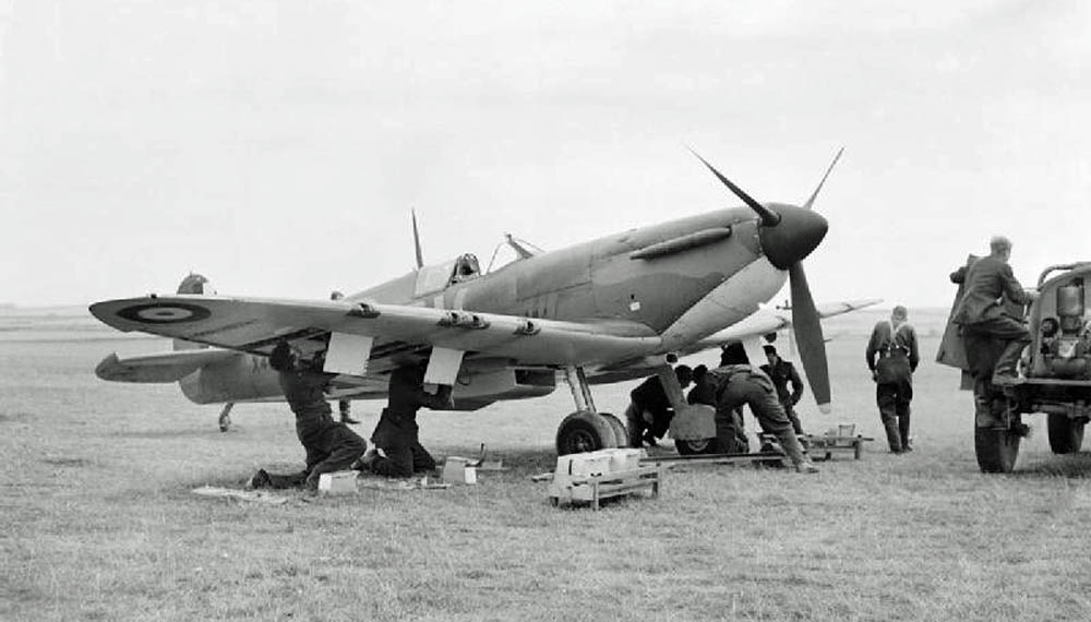 A Supermarine Spitfire Mk 1 of No. 19 Squadron RAF photographed at Fowlmere, September 1940. (Imperial War Museum Photograph.)